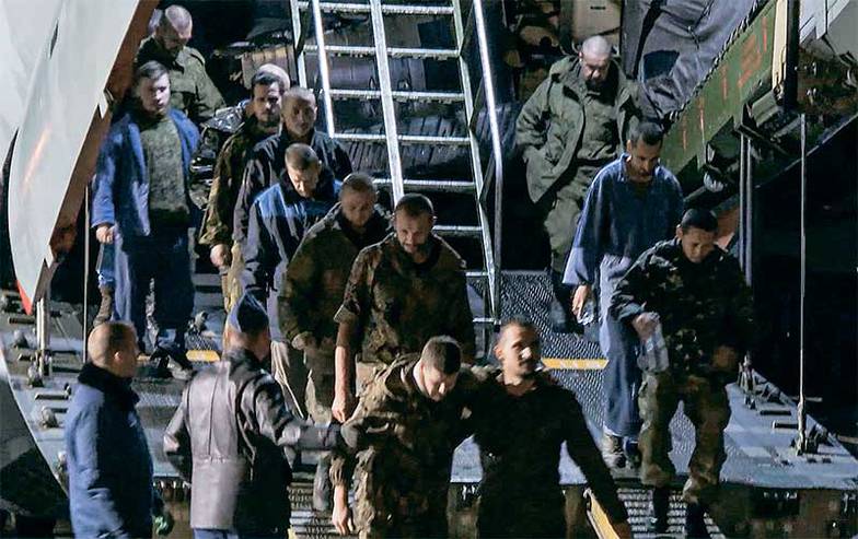 ПРЕСС-СЛУЖБА МИНОБОРОНЫ РФ/ТАСС В результате обмена пленными с Украиной в Россию доставлены 55 военнослужащих ВС РФ, ЛНР и ДНР