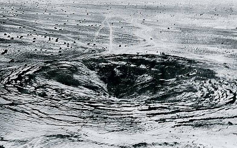  Кратер после испытательного взрыва пакистанского ядерного заряда на полигоне Чагай