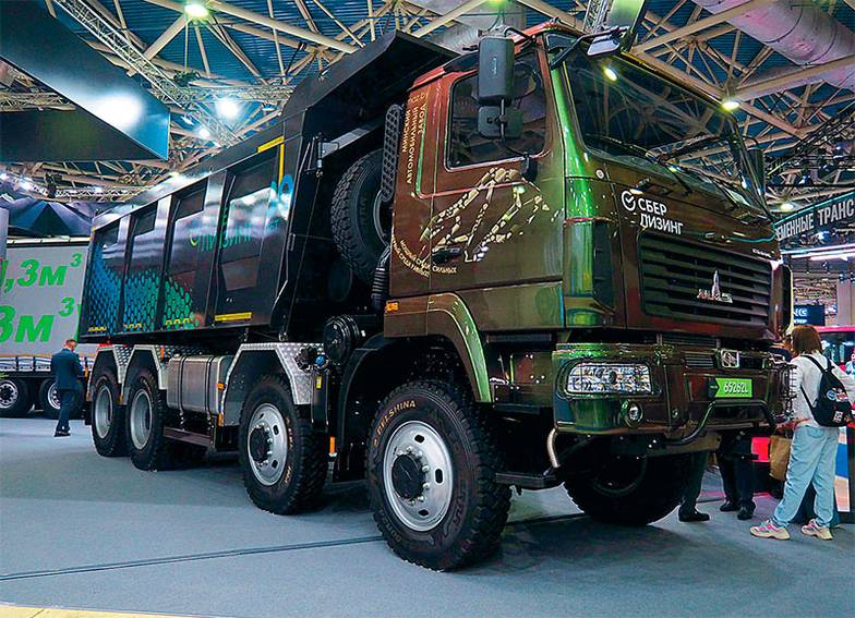 Олег Сердечников Обновленный четырехосный самосвал МАЗ-65262L имеет привод на 8 колес и имеет 6-цилиндровый мотор мощностью 460 л. с.