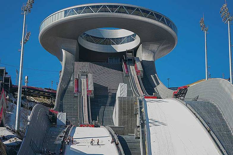  Новый трамплин в Чжанцзякоу по форме напоминает традиционный китайский скипетр жуйи