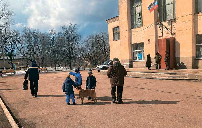 Марина Ахмедова Поселок Мирное. Дети ждут родителей, получающих гуманитарную помощь