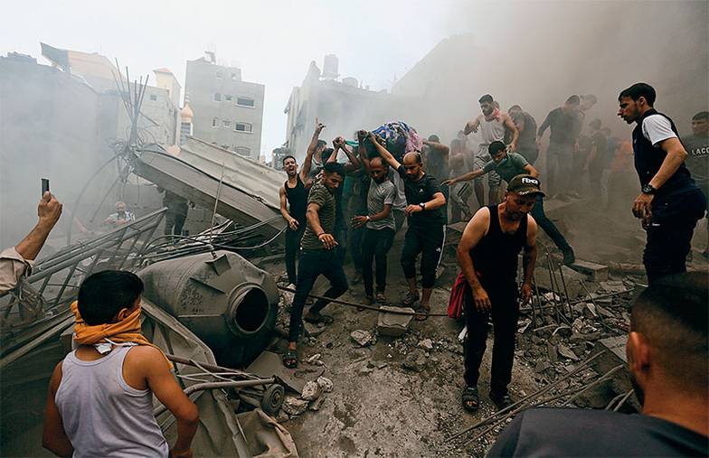 EPA/MOHAMMED SABER8 Последствия авиаударов Израиля по лагерю беженцев Джебалия, 2023 год