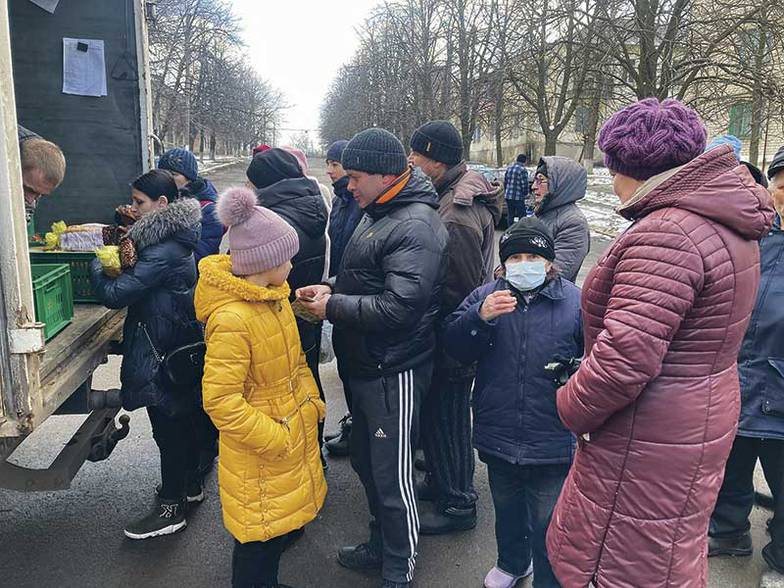 Марина Ахмедова Очередь за гуманитарной помощью в поселке Мирное