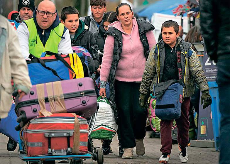 TASS_AP PHOTO/SERGEI GRITS За два месяца страну покинули свыше четырех миллионов украинцев, еще 6,5 млн стали внутренними переселенцами