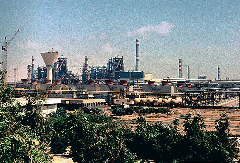  Пакистанский металлургический завод под Карачи — витрина содействия СССР экономическому развитию Пакистана. Решение о строительстве завода было принято в ходе визита главы советского правительства Алексея Косыгина в Пакистан в 1968 году. Предприятие было запущено в эксплуатацию в 1985 году и на тот момент обеспечивало до половины потребности страны в стальной продукции