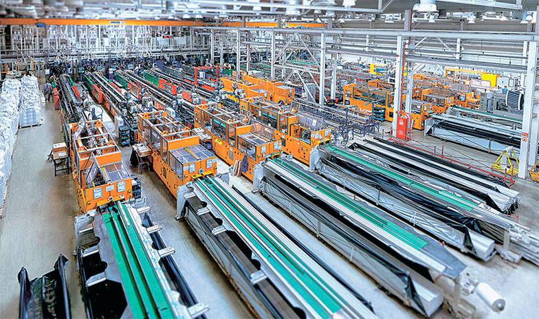  В строительной отрасли России востребованы высокотехнологичные германские материалы и оборудование, такие как цемент, насосные системы, решения «умного» дома, дверные и оконные системы (на фото: российское производство германской компании VEKA)