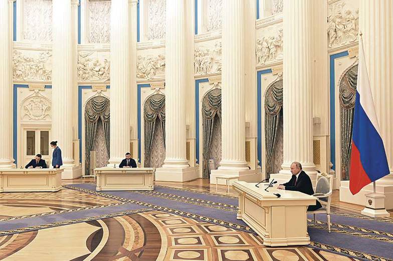 АЛЕКСЕЙ НИКОЛЬСКИЙ /ПРЕСС-СЛУЖБА ПРЕЗИДЕНТА РФ/ТАСС 21 февраля президент России Владимир Путин подписал указ о признании независимыми государствами До- нецкую и Луганскую народные республики. Такое решение было принято в связи с тем, что Киев «пытается вновь организовать в Донбассе блицкриг, как это уже было в 2014 и 2015 годах»