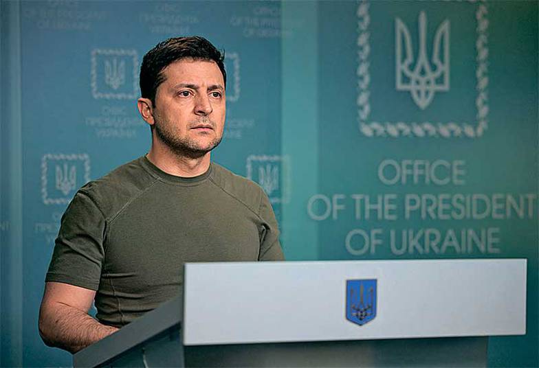 UKRAINIAN PRESIDENT’S OFFICE/ZUMA PRESS WIRE SERVICE/ТАСС В ночь с 24 на 25 февраля президент Украины Владимир Зеленский согласился говорить с Москвой о нейтраль- ном статусе Украины. Но затем его риторика ужесточилась