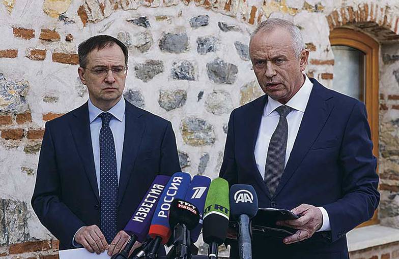 СЕРГЕЙ КАРПУХИН/ТАСС Помощник президента РФ Владимир Мединский (слева) и заместитель министра обороны РФ Александр Фомин после российско-украинских переговоров во дворце Долмабахче