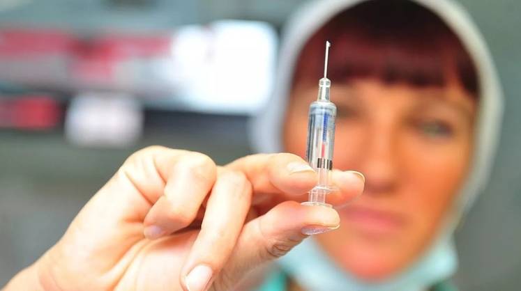 В Роспотребнадзоре рассказали о приостановке вакцинации детей 12-18 лет от коронавируса