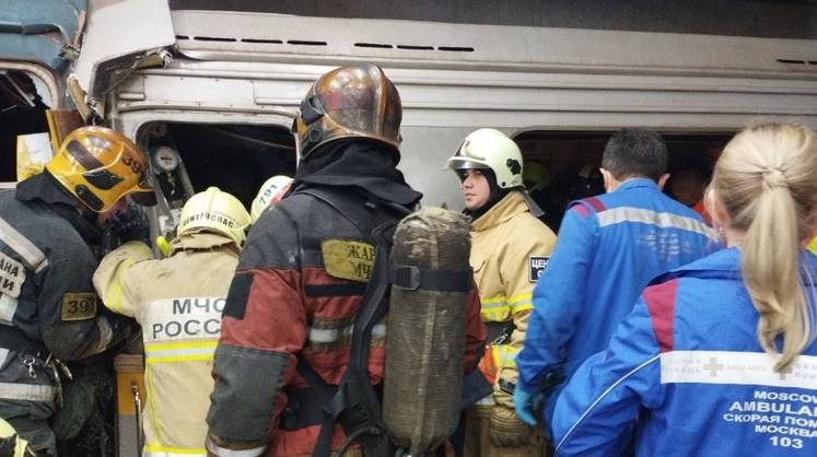Четыре человека пострадали при столкновении поездов в московском метро