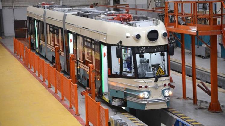 В Санкт-Петербурге запустили изготовленный предприятием «Ростеха» ретро-трамвай «Достоевский»