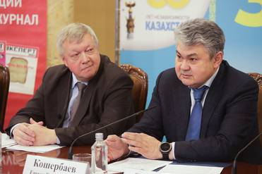 Олег Сердечников Чрезвычайный и полномочный посол Республики Казахстан в России Ермек Кошербаев (справа) и первый заместитель главного редактора журнала «Эксперт» Александр Ивантер