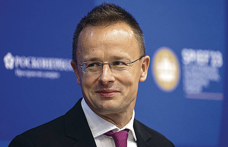 TASS Министр иностранных дел и внешнеэкономических связей Венгрии Петер Сийярто: «Если проанализировать влияние санкций, то очевидно, что они не оправдали ожиданий… Россия не стоит на коленях, а война не подходит к концу. И экономика Европы страдает больше от санкций, чем российская» (из интервью SNBC в январе 2023 года на полях Всемирного экономического форума в Давосе)