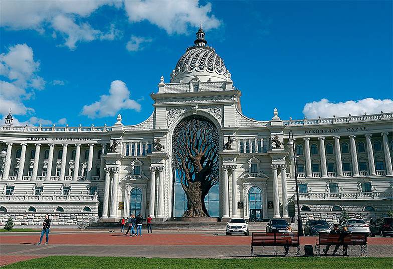 ЕГОР АЛЕЕВ/ТАСС В конце 2000-х в Казани был построен офис министерства сельского хозяйства — Дворец земледельцев, по архитектуре копирующий венский дворец Хофбург