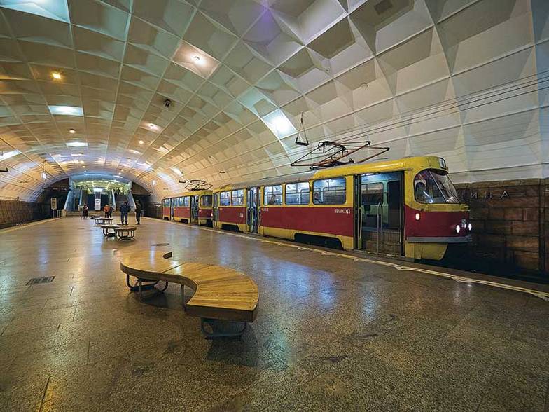 РУСЛАН ШАМУКОВ/ТАСС Волгоградский метротрам, построенный еще во времена Советского Союза, сегодня оказался модным гибридом метро и трамвая