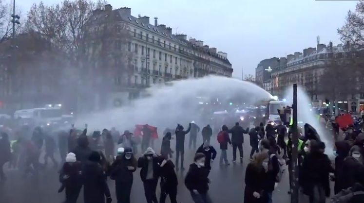 Во Франции полиция применила водометы против митингующих