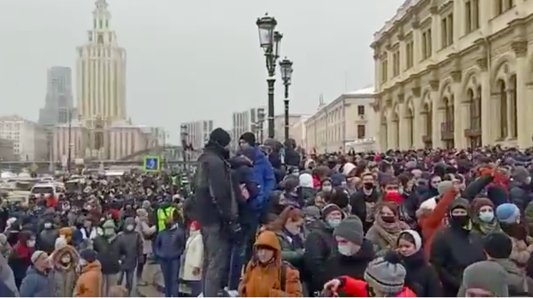 Участники несанкционированного митинга в Москве перекрыли движение в районе площади трех вокзалов