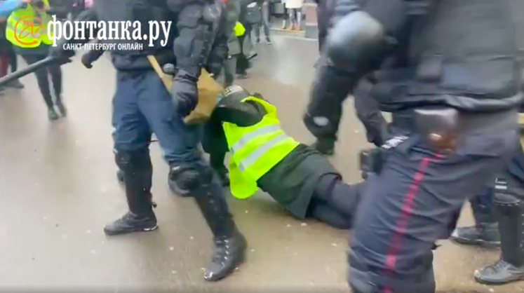 На несанкционированных акциях протеста в России задержаны 35 журналистов