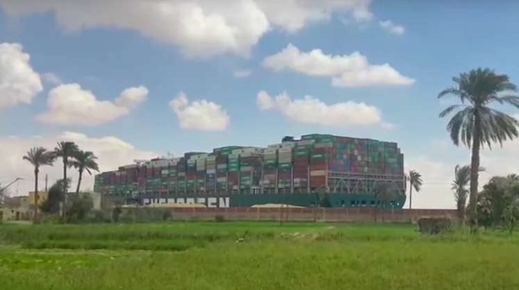 Президент Египта поручил снять груз с контейнеровоза, перекрывшего Суэцкий канал