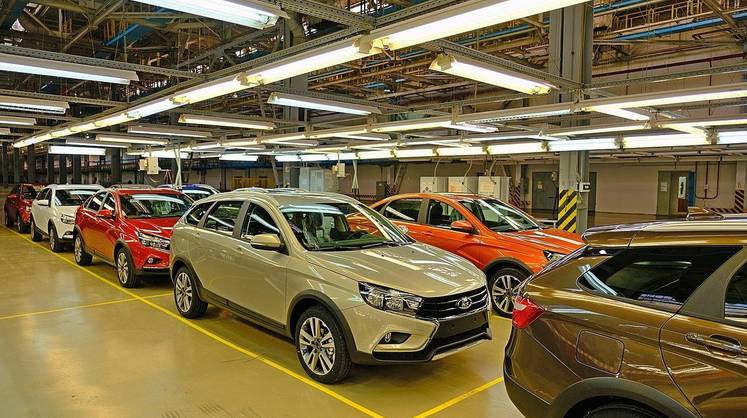 Renault планирует передать НАМИ свою долю в «АвтоВАЗе», заявил Мантуров