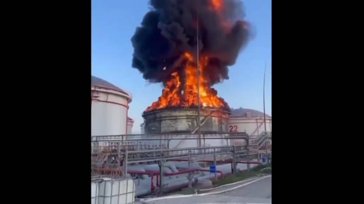 Для тушения пожара на нефтебазе в краснодарском поселке привлекли пять пожарных поездов