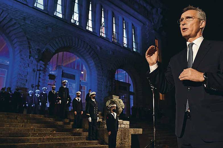 FRED TANNEAU / POOL Лидеры НАТО согласовали продление полномочий генсека альянса Йенса Столтенберга еще на год на фоне ситуации на Украине