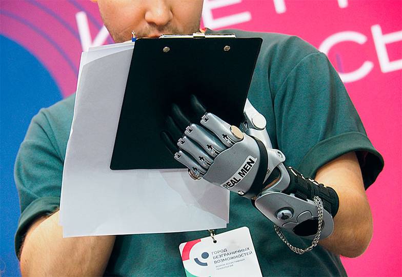 ОЛЕГ СЕРДЕЧНИКОВ До 12 млн рублей может стоить сложный бионический протез руки. Но самые дорогие протезы заказывают штучно, а простые составляют подавляющую часть производства. И это ноги…