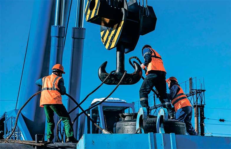  200 тонн грузоподъемности «на 360 градусов» — в некоторых режимах это превосходит возможности гэдээровских монстров, способных только поднять 250 тонн, но не повернуть стрелу с таким грузом