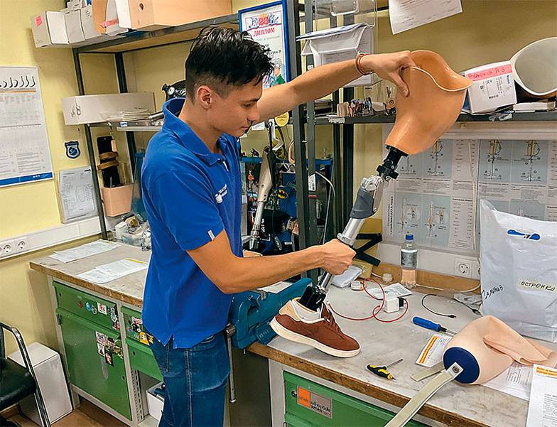 БЕРТ КОРК Техников-протезистов очень мало, их готовят всего два колледжа в стране. Каждое предприятие само себе готовит кадры годами — как в любом ремесле, мастер готовит себе ученика