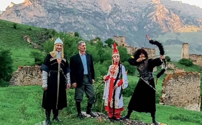 ПРЕСС-СЛУЖБА КУРОРТА Актеры Русского музыкально-драматического театра РИ в костюмах к спектаклю «Кровная месть», показанному в «Армхи»