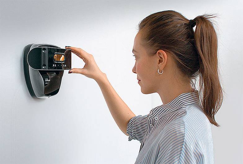 «Папилон» «Папилон» разработал системы, которые позволяют идентифицировать человека по радужной оболочке глаз