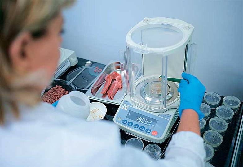 AlphaPet Технологи завода AlphaPet разрабатывают собственные оригинальные рецептуры, в них благодаря технологиям Buhler свежее мясо вводится в рецепт с максимальным сохранением его первоначальных свойств