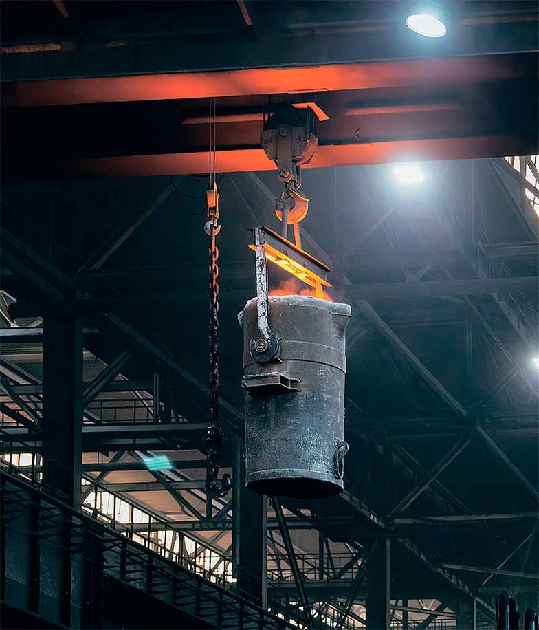 ЛТК «Свободный сокол» Плавильное отделение. Подготовленный металл в ковше отправляется на заливку