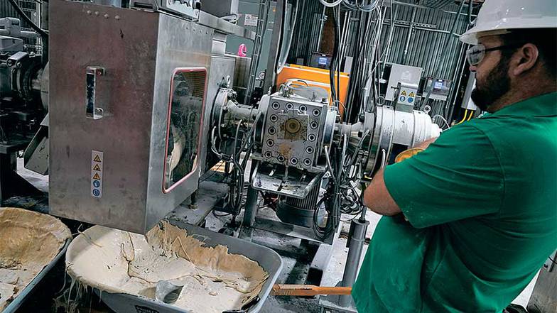 AP PHOTO/JEFF DEAN Биопластик получается в результате воздействия на лимонную или молочную кислоту различными катализаторами, например соляной или серной кислотой, при высоких температурах