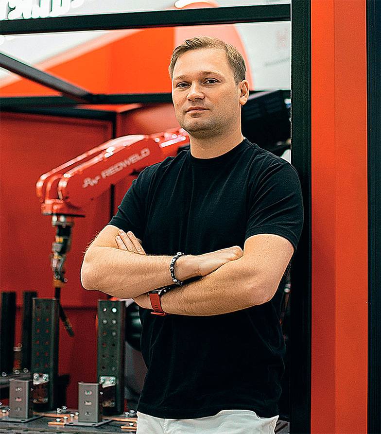  Артем Лукин, основатель Тechnored: «По своей сути робот — это как двигатель автомобиля, сам по себе он никому не нужен, людям нужен автомобиль, на котором можно ездить, нужна машина с капотом, сиденьями, музыкой и так далее»