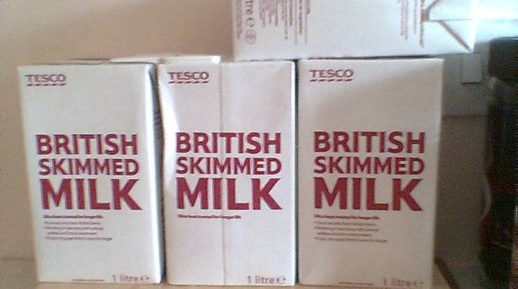 Британские фермеры вынуждены выливать молоко