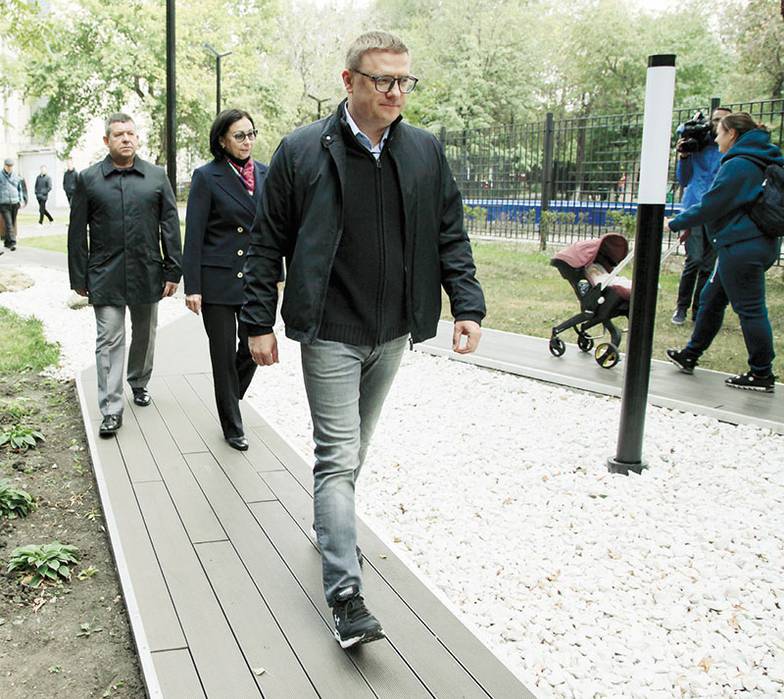 МАРИНА ВЛАСОВА Алексей Текслер оценил благоустройство новой пешеходной зоны вдоль сада имени А.С. Пушкина в Челябинске.  Она соединит Театральную площадь с улицей Цвиллинга. До ее появления пешеходам приходилось искать обходные пути. Сейчас здесь вдоль дорожек установлены скамейки, качели и светильники