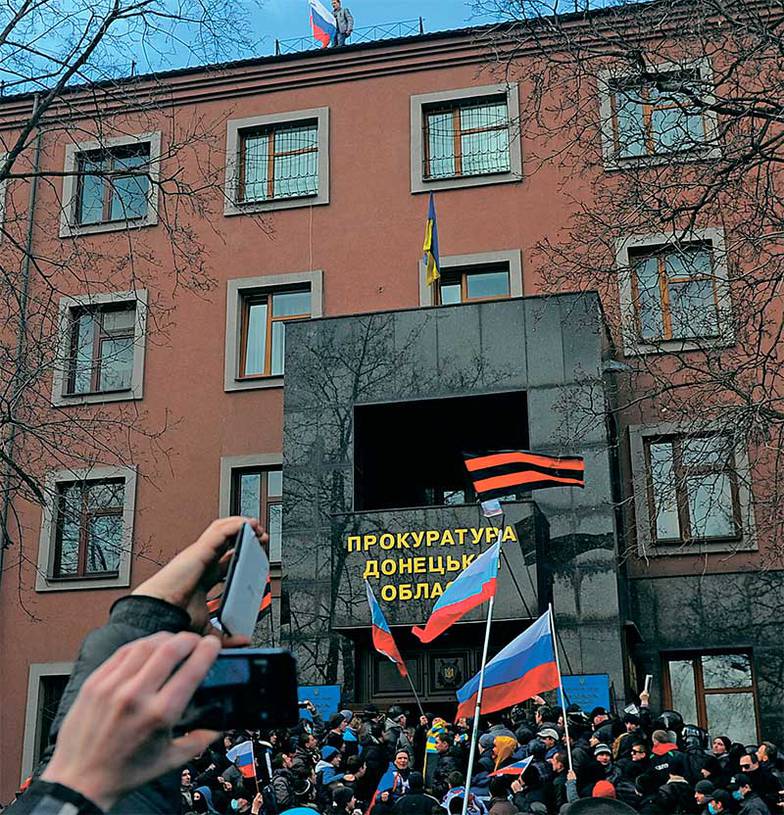 ИТАР-ТАСС/ДМИТРИЙ РОГУЛИН Митинг у здания прокуратуры Донецкой области