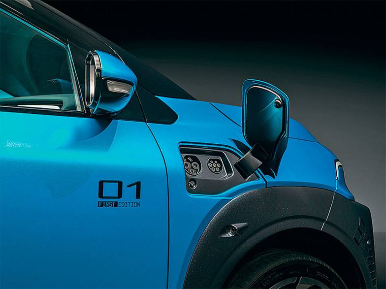  Разъем китайского стандарта GB/T (слева под «быструю», справа под «медленную» зарядку) — намек на предполагаемый экспорт в Поднебесную