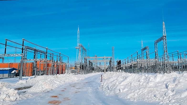  Подстанция «Озерная», запущенная в марте, запитала Тайшетский алюминиевый завод и объединила энергосистемы Красноярска и Иркутска (справа — линия электропередачи)