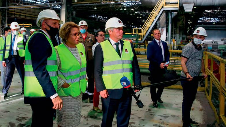 ИСТОЧНИК: ПРАВИТЕЛЬСТВО РОСТОВСКОЙ ОБЛАСТИ Спикер Совета Федерации Валентина Матвиенко во время посещения завода «Тагмет» в Таганроге