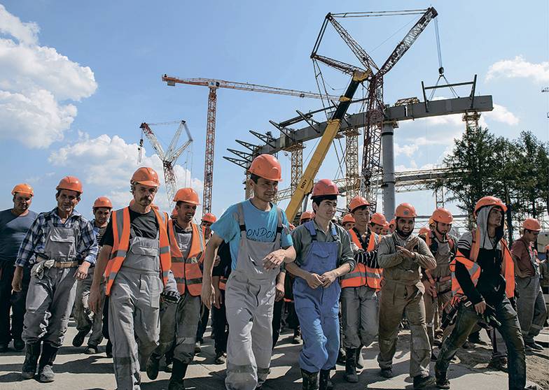 ДОНАТ СОРОКИН/ТАСС Правительство в этом году запустило доставку мигрантов на стройки чартерными рейсами по специальным соглашениям, заключенным с целым рядом стран