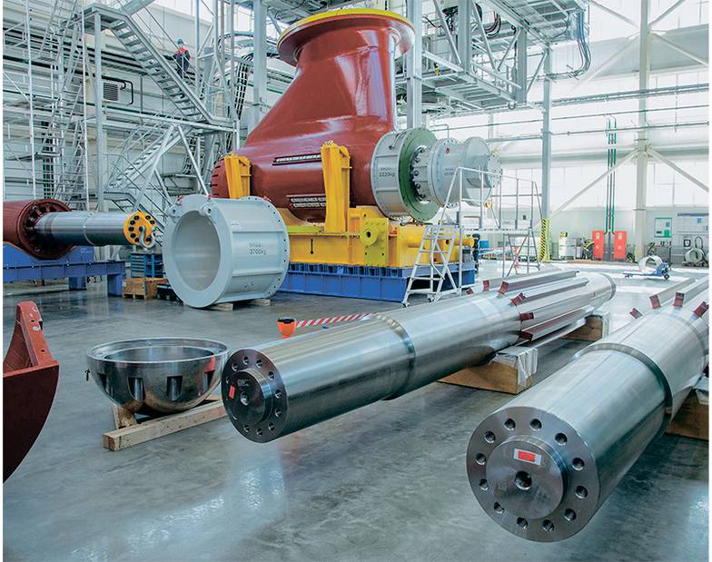 Фотография предоставлена пресс-службой ПАО «НК “Роснефть”» Сборка винторулевой колонки для танкера Aframaх