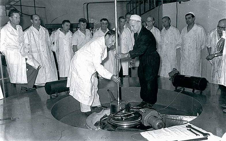 ФИЗИКО-ЭНЕРГЕТИЧЕСКИЙ ИНСТИТУТ ИМЕНИ А. И. ЛЕЙПУНСКОГО Академик Александр Лейпунский (слева) и оператор Владимир Лебедев опускают топливную сборку в активную зону БР-5