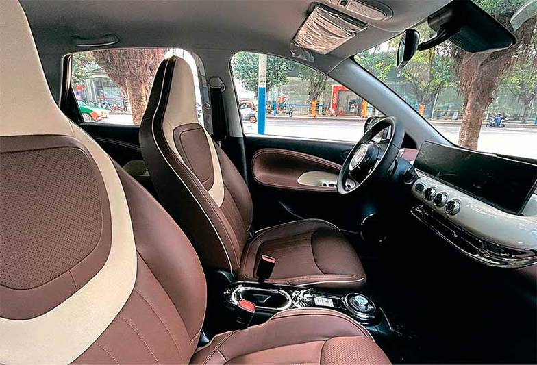  Это интерьер не будущего Mini или FIAT 500, а уже серийного Wuling Bingo. При этом снаружи машина — вполне мейнстримовая пятидверка В-класса