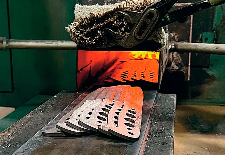  Важный этап производства стальных ножей — термообработка в печи. Только при соблюдении правильного температурного режима из стали вытаскивают все нужные свойства и достигают высокого качества конечного изделия