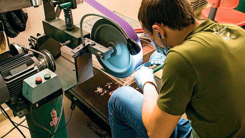  Расход лент при полировке ножей зависит от типа стали: чем прочнее и сложнее по составу сплав, тем больше расход лент