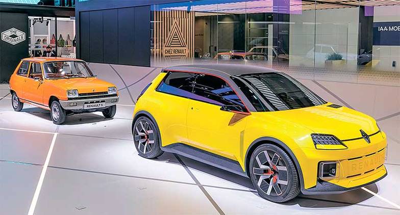  Будущий Renault 5 (на фото сзади — его легендарный предок начала 1970-х) создан на той же платформе, что и Logan-третий, но с электроприводом, и призван заинтересовать молодое поколение с его модой на «ревущие 80-е». Схожий тренд наблюдается в Китае, но там ретростилистика обращена в 1950-е