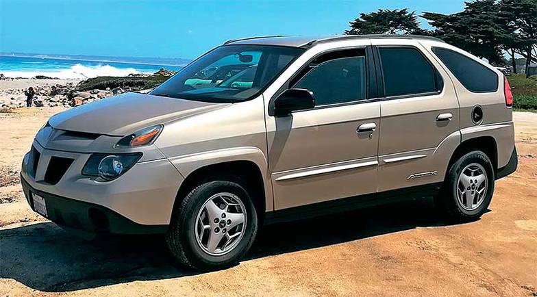  То, как делать не надо, наглядно показал GM в начале 2000-х. Взяли за основу восторженно принятый публикой концепт «молодежного» кроссовера на платформе среднеразмерного внедорожника — и по настоянию финансистов «натянули» оболочку на более дешевую платформу минивэна, что неминуемо «сломало» и форму, и пропорции. Результат — Pontiac Aztek громко провалился на рынке, завоевав «титул» самого уродливого автомобиля современности. Спустя 15 лет на АвтоВАЗе пошли тем же путем при создании X-Ray. С похожей внешностью и с тем же результатом